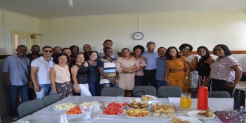 Secretário visitando escola em Rafael Jambeiro